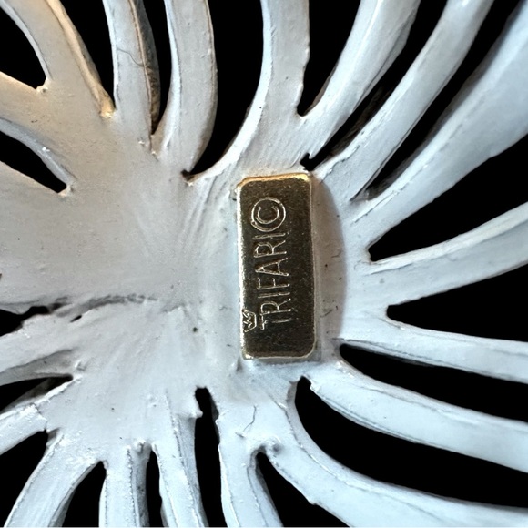 Vintage TRIFARI White Coral Brooch - MINT CONDITION - Picture 4 of 4